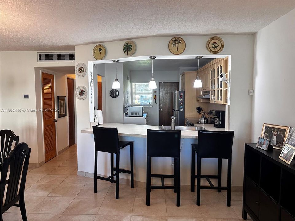 Под контрактом: $145,000 (1 спален, 1 ванн, 1036 Квадратных фут)