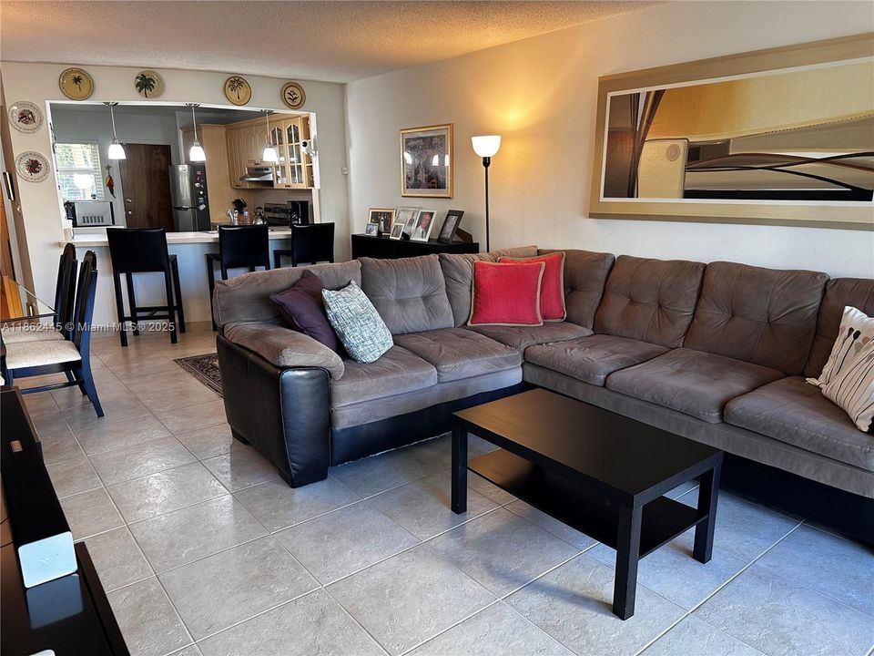 Под контрактом: $145,000 (1 спален, 1 ванн, 1036 Квадратных фут)