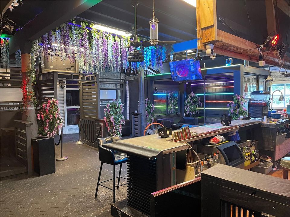 Под контрактом: $1,750,000 (0 спален, 0 ванн, 0 Квадратных фут)