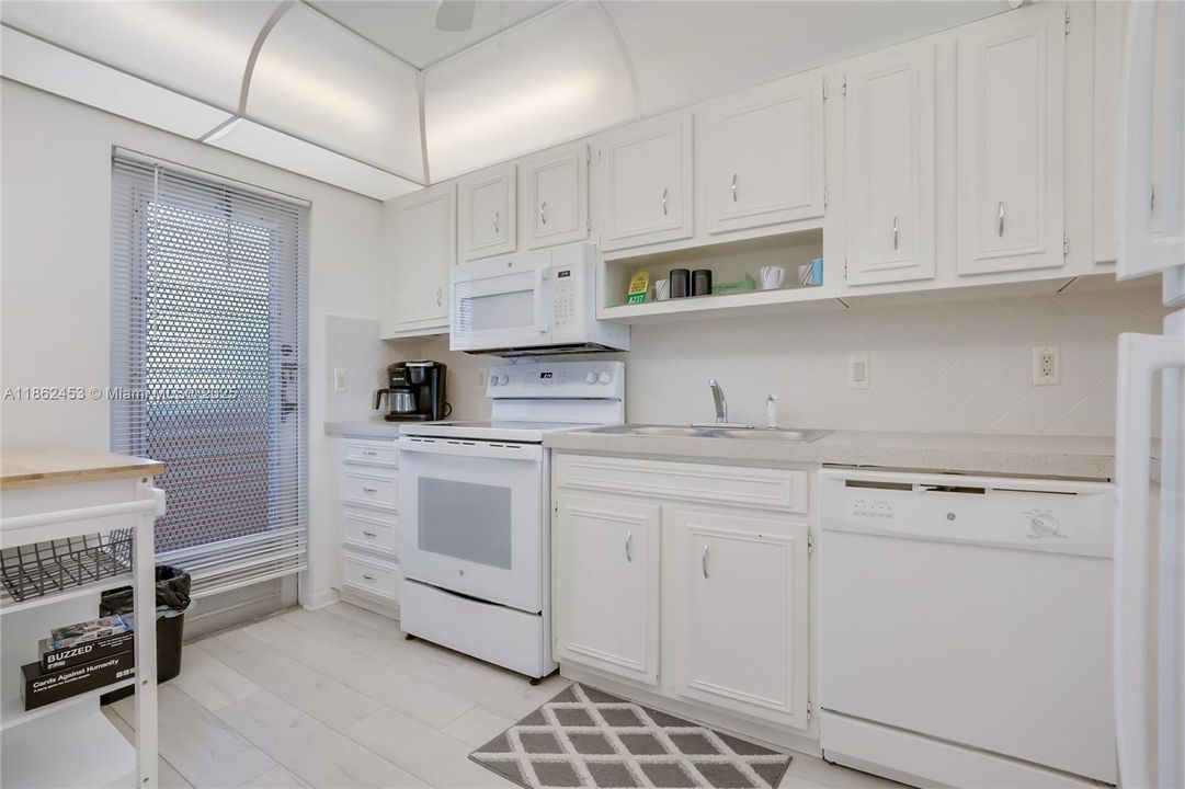 For Sale: $200,000 (2 beds, 2 baths, 984 Square Feet)