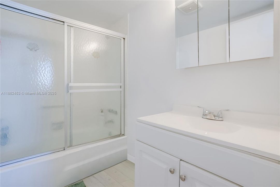 For Sale: $200,000 (2 beds, 2 baths, 984 Square Feet)