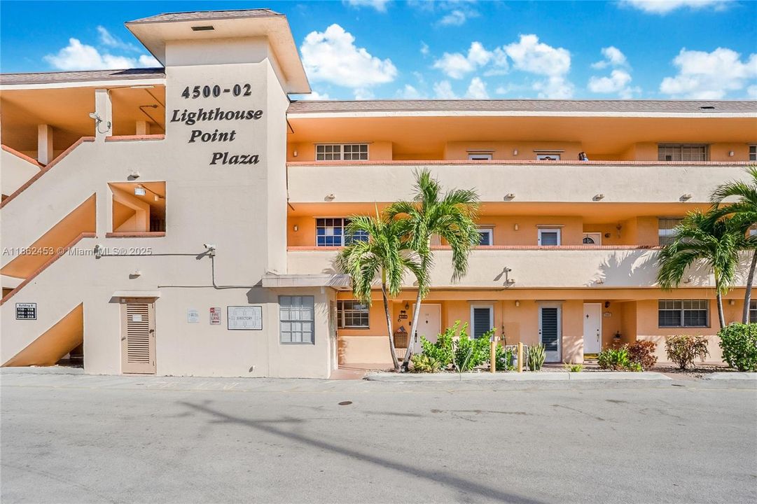 For Sale: $200,000 (2 beds, 2 baths, 984 Square Feet)