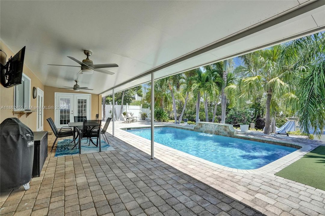 合同活跃: $1,400,000 (4 贝兹, 2 浴室, 2036 平方英尺)