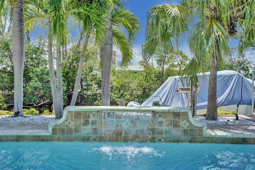 合同活跃: $1,400,000 (4 贝兹, 2 浴室, 2036 平方英尺)