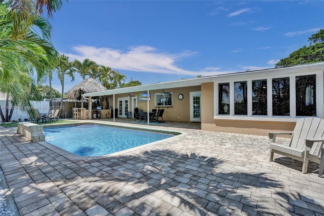 合同活跃: $1,400,000 (4 贝兹, 2 浴室, 2036 平方英尺)