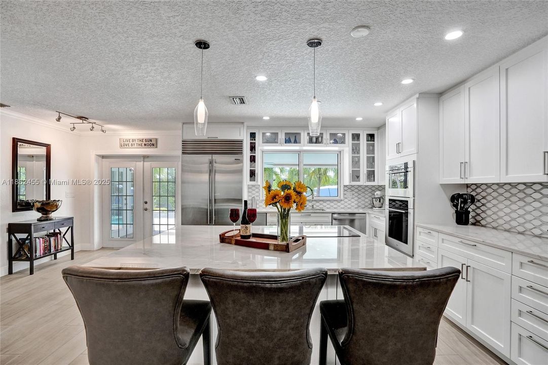 合同活跃: $1,400,000 (4 贝兹, 2 浴室, 2036 平方英尺)