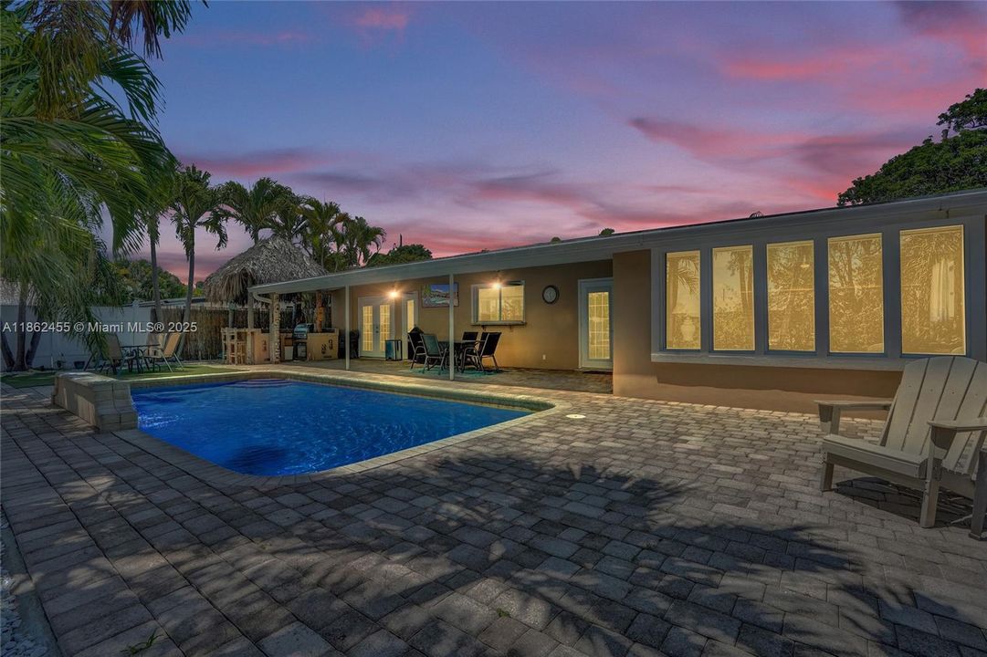 合同活跃: $1,400,000 (4 贝兹, 2 浴室, 2036 平方英尺)