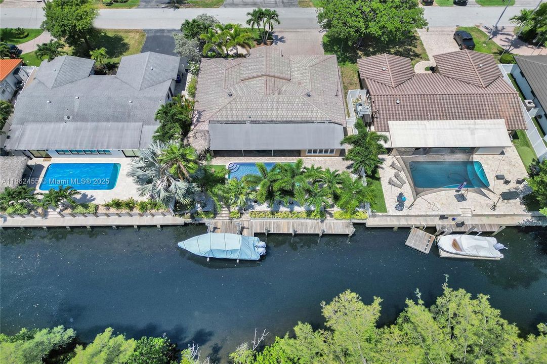 合同活跃: $1,400,000 (4 贝兹, 2 浴室, 2036 平方英尺)