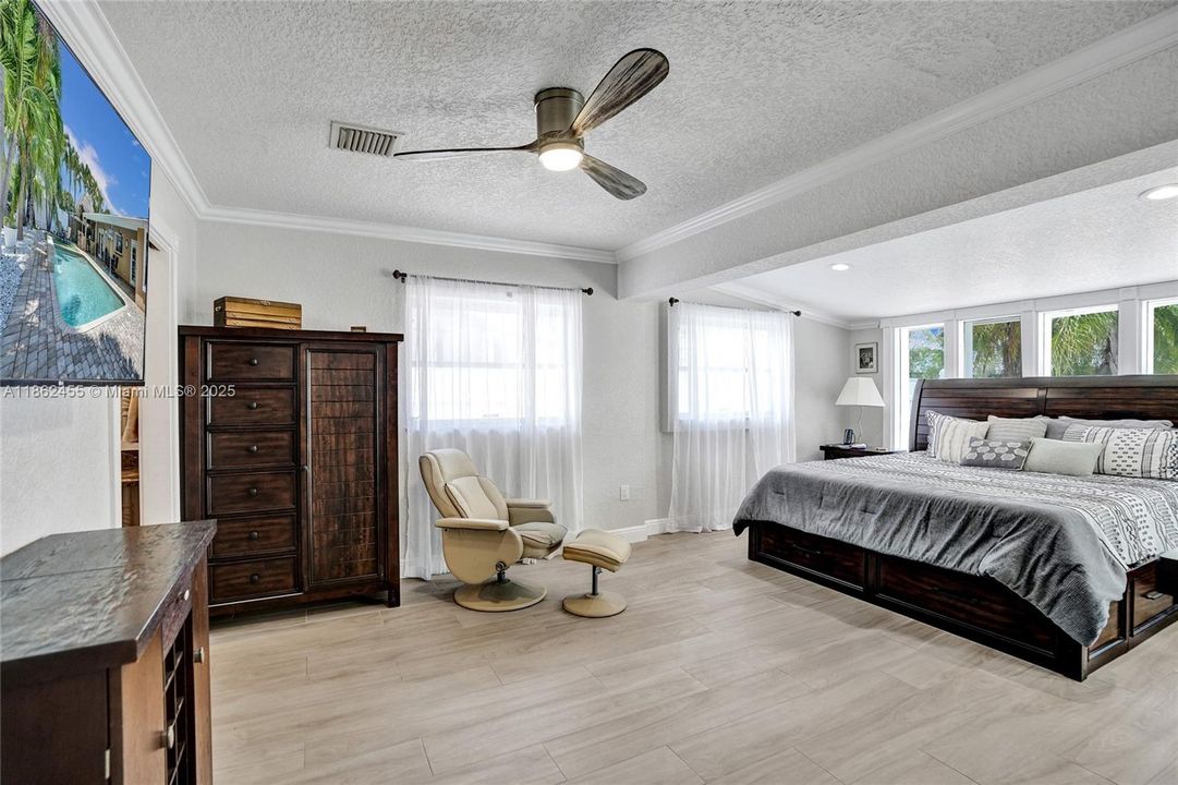 合同活跃: $1,400,000 (4 贝兹, 2 浴室, 2036 平方英尺)