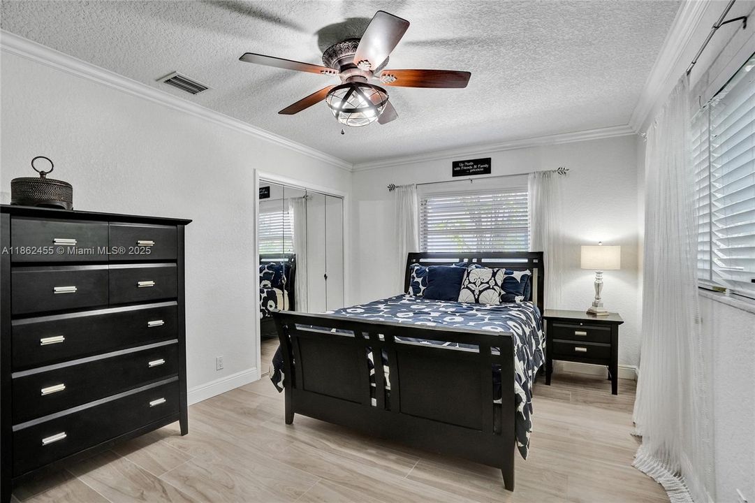 合同活跃: $1,400,000 (4 贝兹, 2 浴室, 2036 平方英尺)