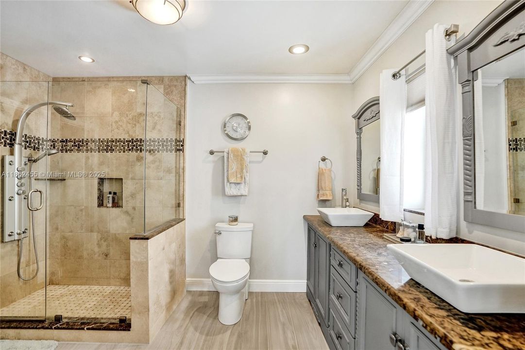 合同活跃: $1,400,000 (4 贝兹, 2 浴室, 2036 平方英尺)