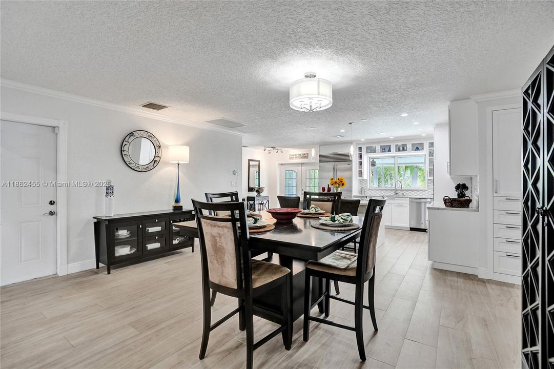 合同活跃: $1,400,000 (4 贝兹, 2 浴室, 2036 平方英尺)