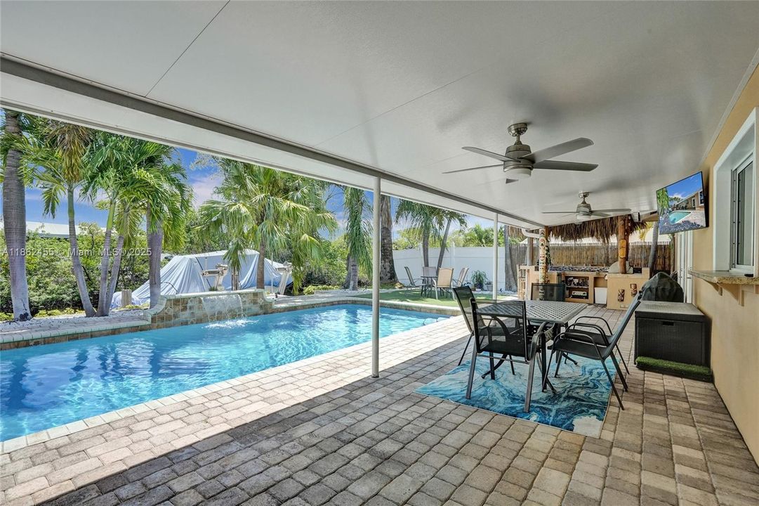 合同活跃: $1,400,000 (4 贝兹, 2 浴室, 2036 平方英尺)