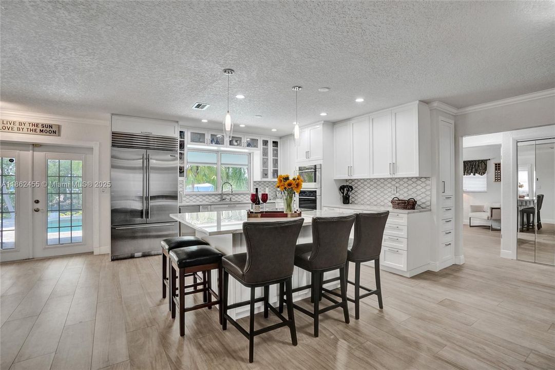 合同活跃: $1,400,000 (4 贝兹, 2 浴室, 2036 平方英尺)