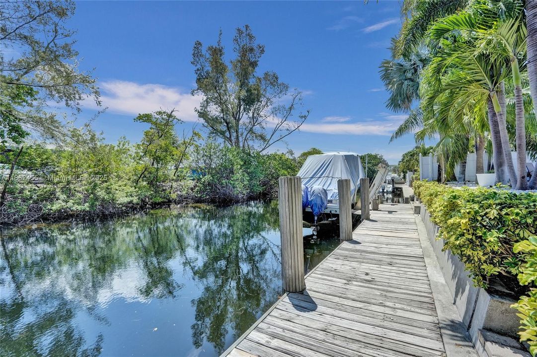 合同活跃: $1,400,000 (4 贝兹, 2 浴室, 2036 平方英尺)