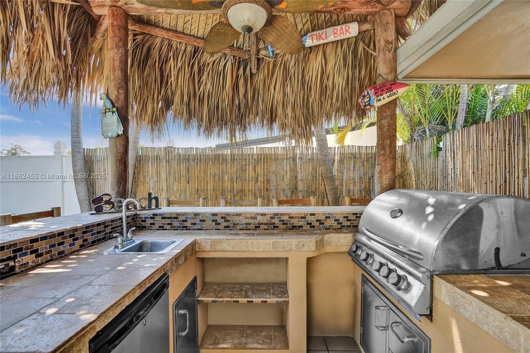 合同活跃: $1,400,000 (4 贝兹, 2 浴室, 2036 平方英尺)