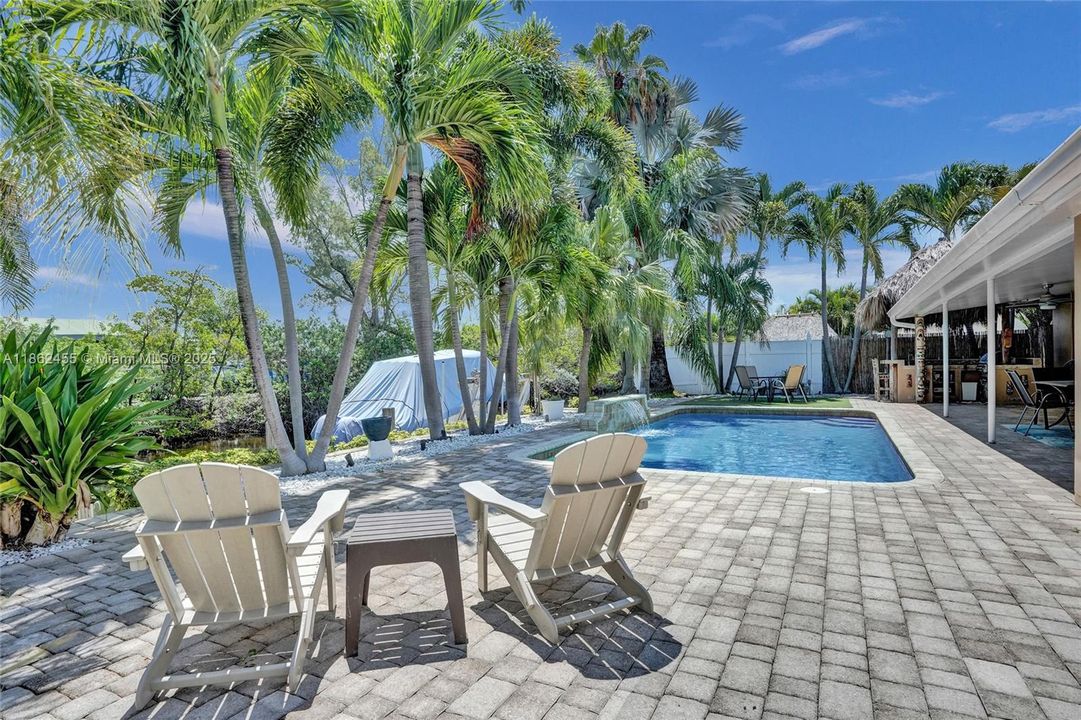 合同活跃: $1,400,000 (4 贝兹, 2 浴室, 2036 平方英尺)