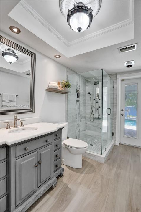 合同活跃: $1,400,000 (4 贝兹, 2 浴室, 2036 平方英尺)