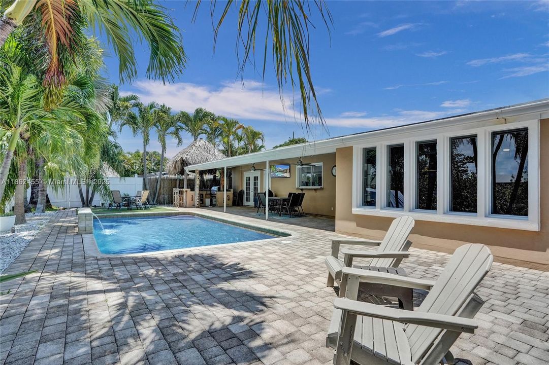 合同活跃: $1,400,000 (4 贝兹, 2 浴室, 2036 平方英尺)