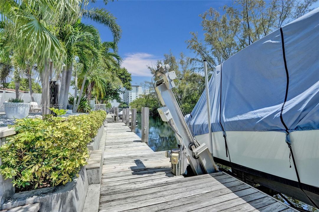 合同活跃: $1,400,000 (4 贝兹, 2 浴室, 2036 平方英尺)