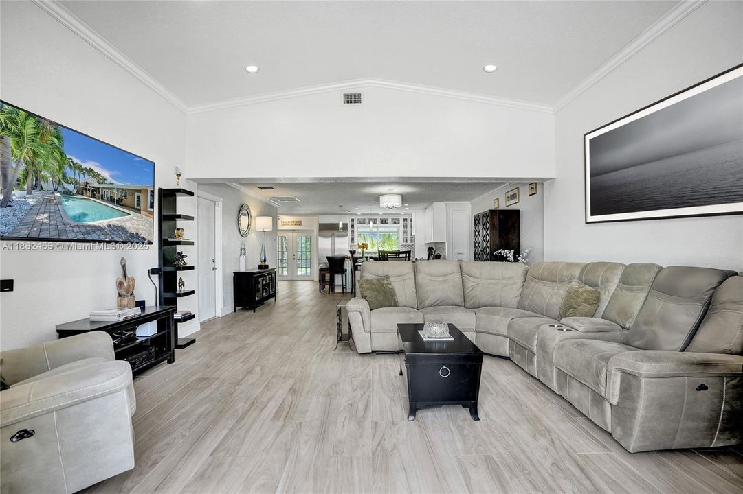 合同活跃: $1,400,000 (4 贝兹, 2 浴室, 2036 平方英尺)