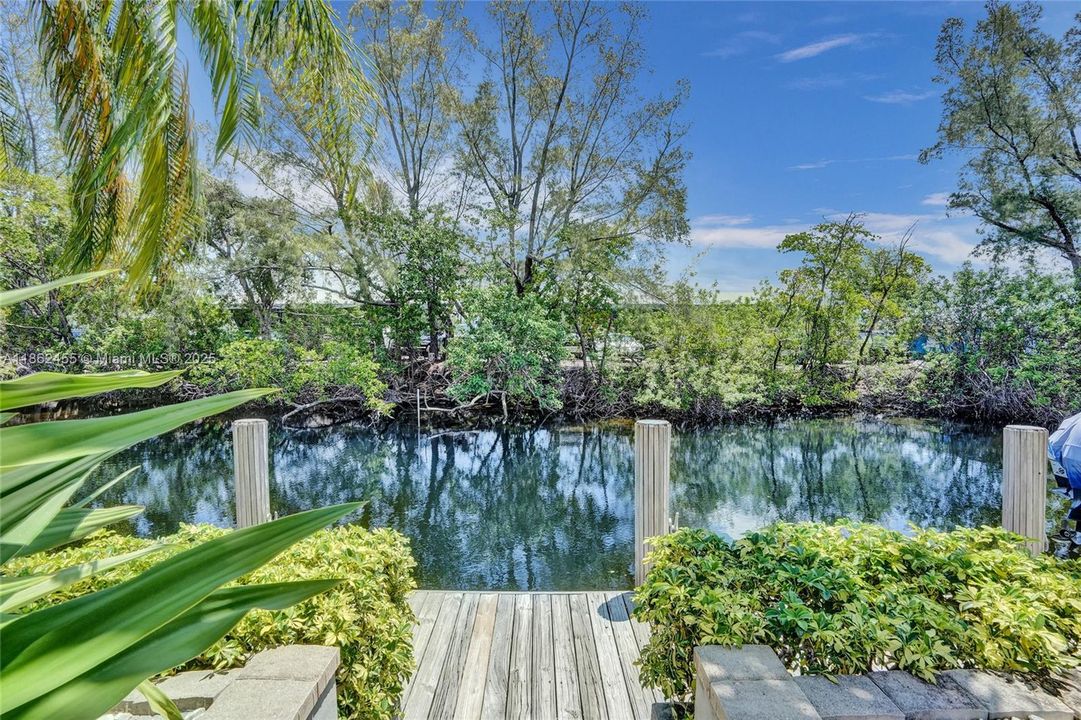 合同活跃: $1,400,000 (4 贝兹, 2 浴室, 2036 平方英尺)