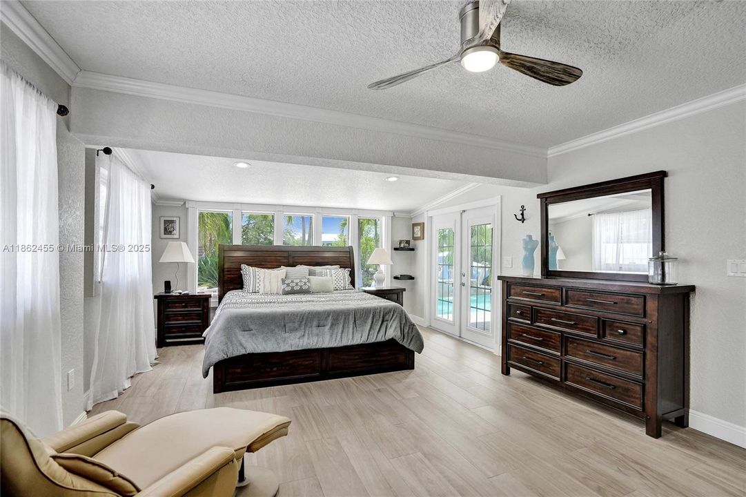 合同活跃: $1,400,000 (4 贝兹, 2 浴室, 2036 平方英尺)