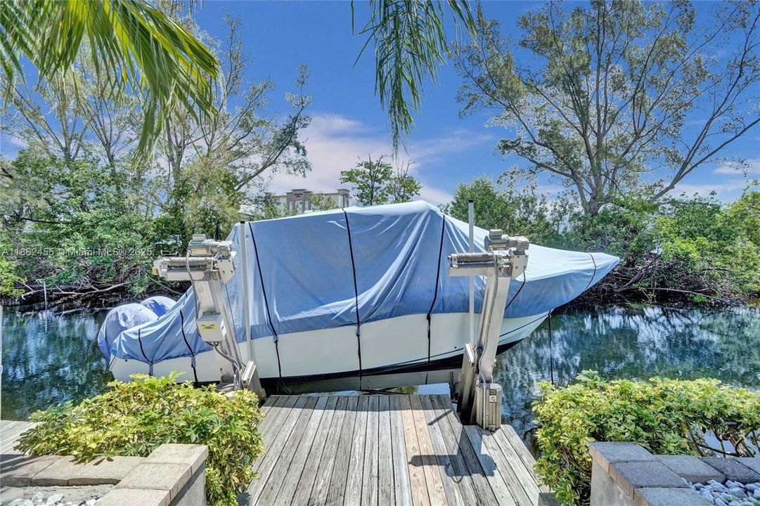 合同活跃: $1,400,000 (4 贝兹, 2 浴室, 2036 平方英尺)