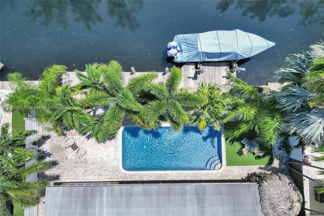 合同活跃: $1,400,000 (4 贝兹, 2 浴室, 2036 平方英尺)