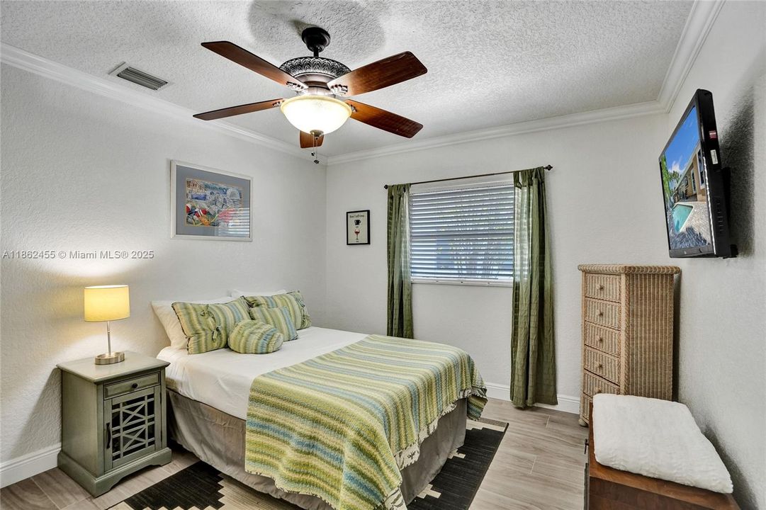 合同活跃: $1,400,000 (4 贝兹, 2 浴室, 2036 平方英尺)