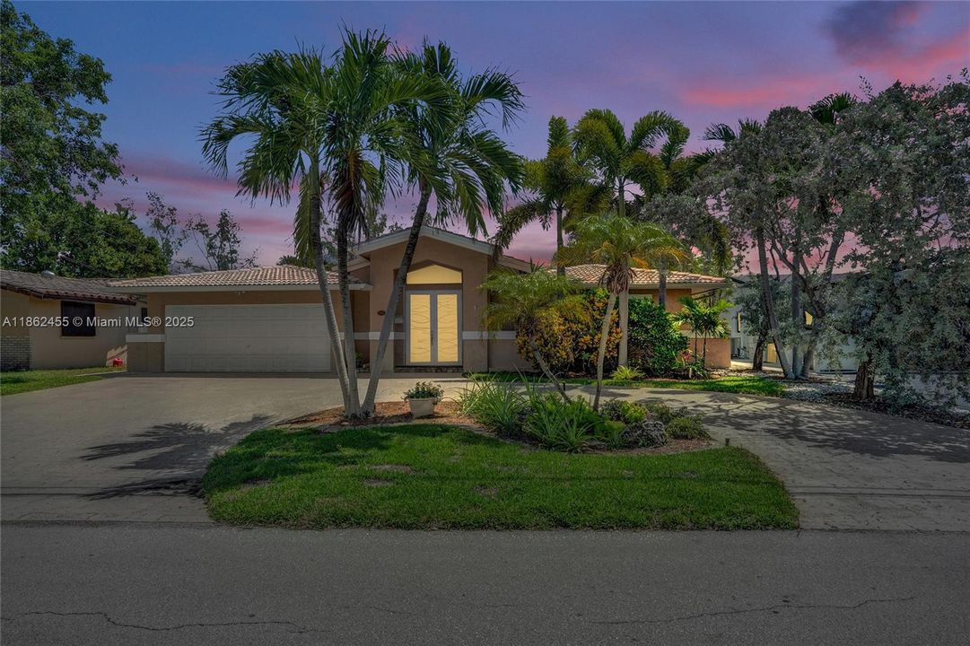 合同活跃: $1,400,000 (4 贝兹, 2 浴室, 2036 平方英尺)