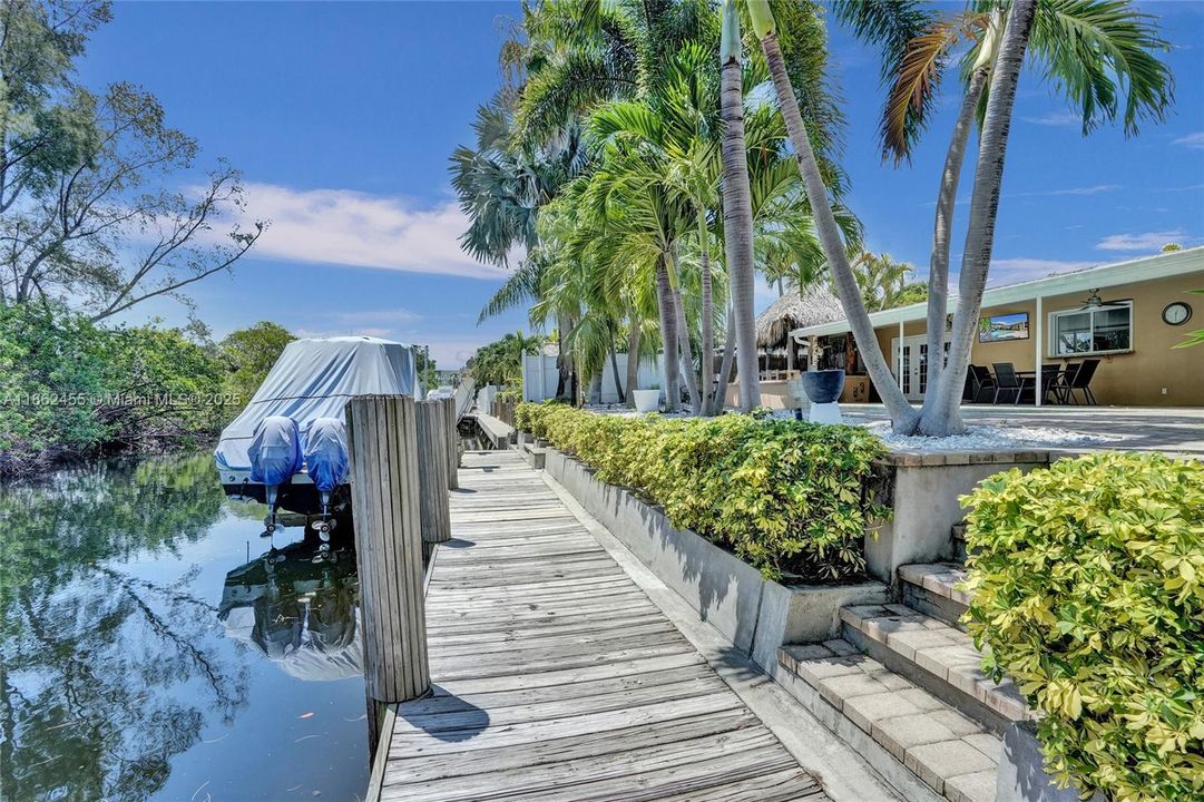 合同活跃: $1,400,000 (4 贝兹, 2 浴室, 2036 平方英尺)