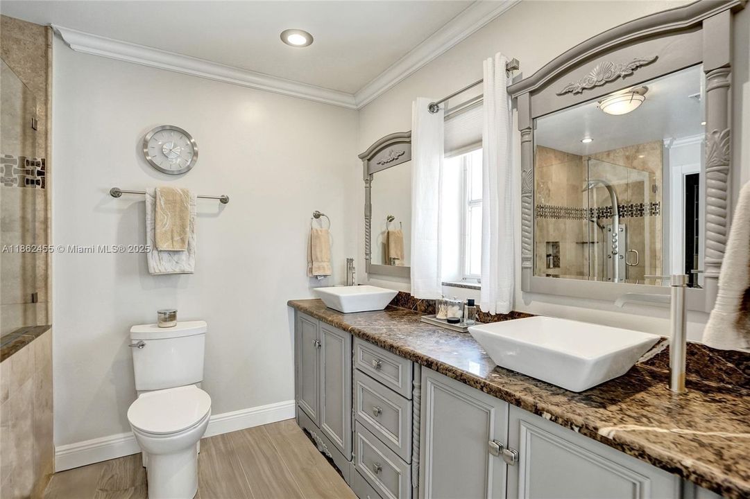 合同活跃: $1,400,000 (4 贝兹, 2 浴室, 2036 平方英尺)