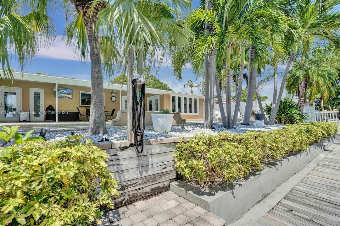 合同活跃: $1,400,000 (4 贝兹, 2 浴室, 2036 平方英尺)