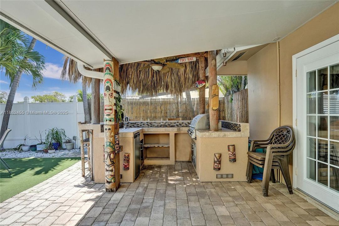 合同活跃: $1,400,000 (4 贝兹, 2 浴室, 2036 平方英尺)