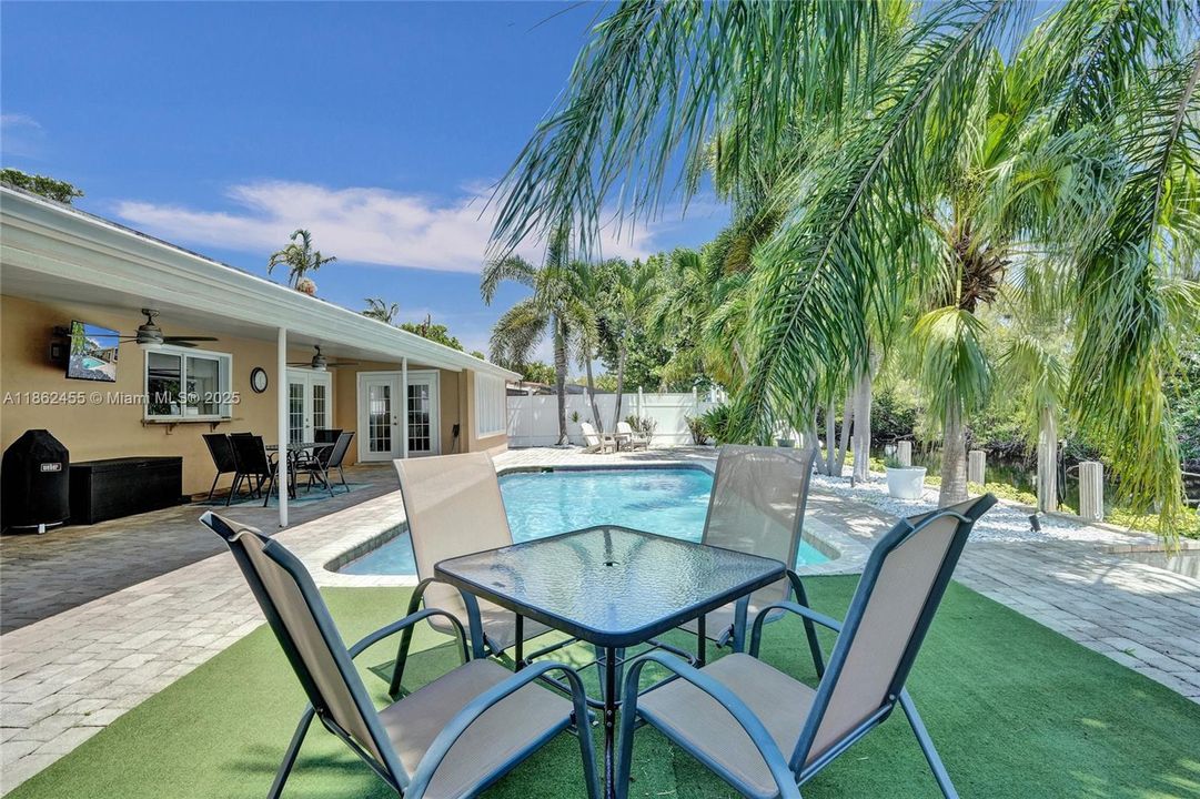 合同活跃: $1,400,000 (4 贝兹, 2 浴室, 2036 平方英尺)