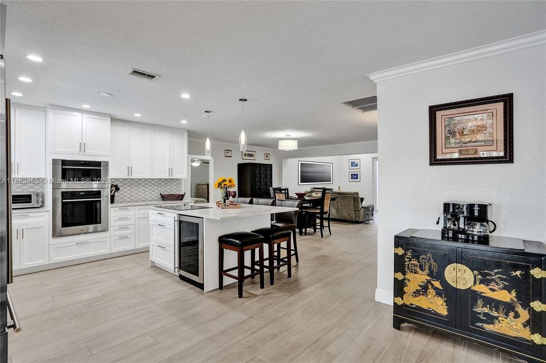 合同活跃: $1,400,000 (4 贝兹, 2 浴室, 2036 平方英尺)