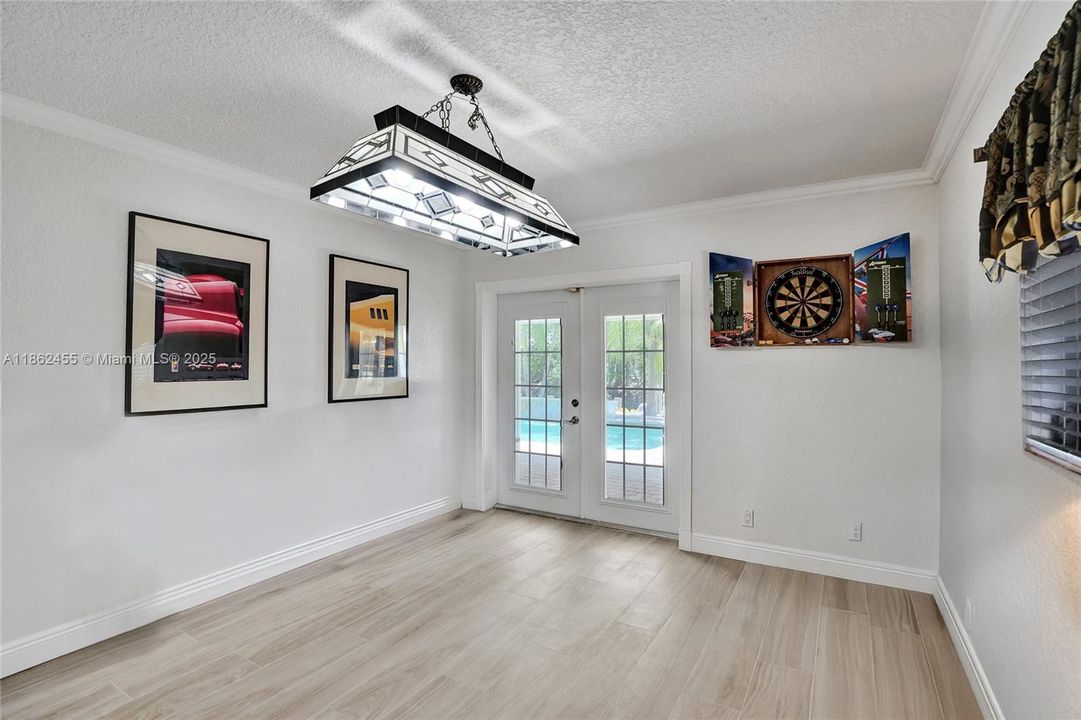 合同活跃: $1,400,000 (4 贝兹, 2 浴室, 2036 平方英尺)