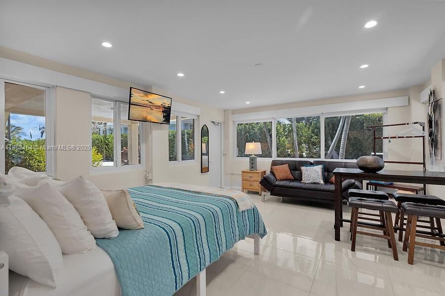 For Sale: $4,200,000 (2 beds, 2 baths, 928 Square Feet)