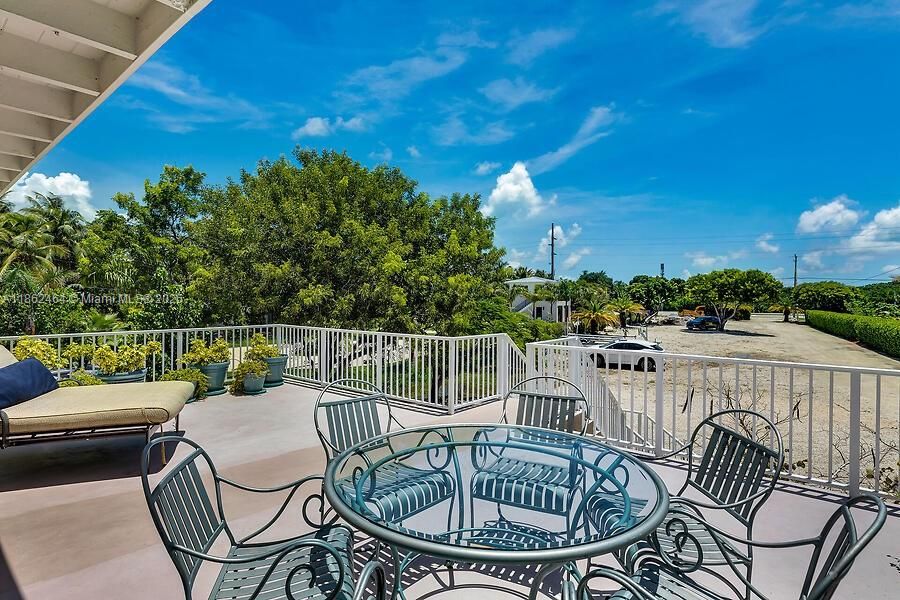 For Sale: $4,200,000 (2 beds, 2 baths, 928 Square Feet)