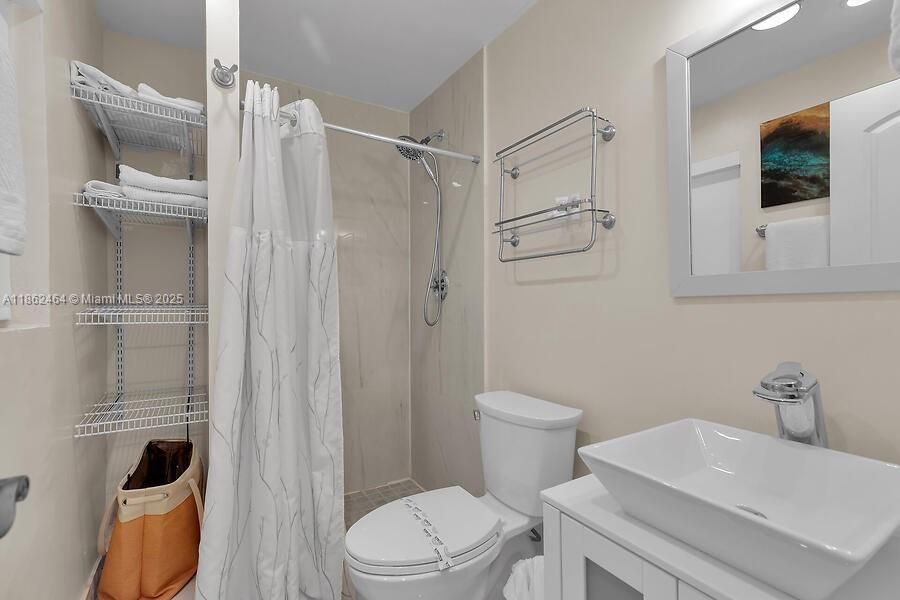 For Sale: $4,200,000 (2 beds, 2 baths, 928 Square Feet)