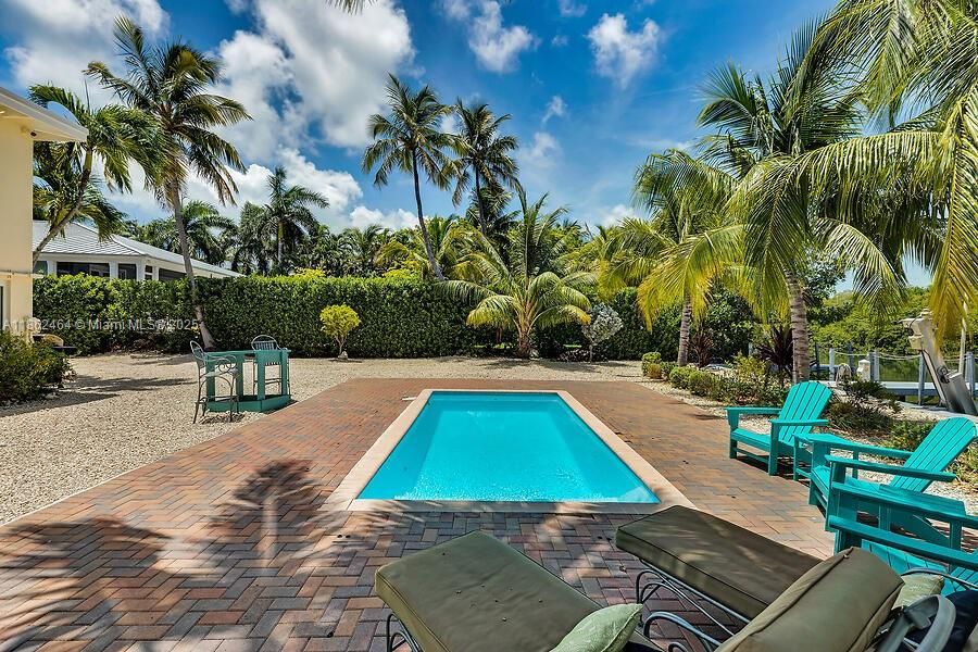 For Sale: $4,200,000 (2 beds, 2 baths, 928 Square Feet)