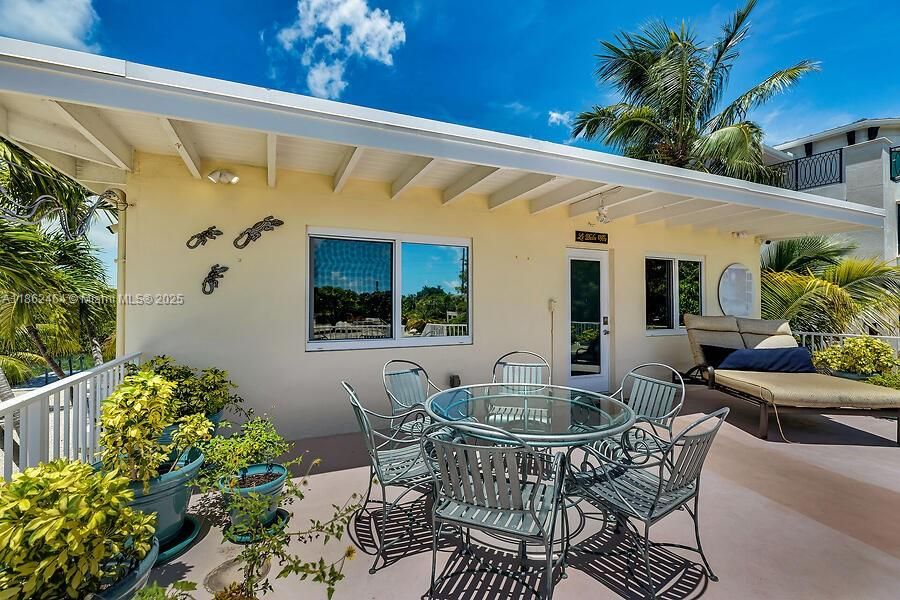 For Sale: $4,200,000 (2 beds, 2 baths, 928 Square Feet)