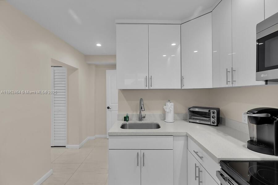 For Sale: $4,200,000 (2 beds, 2 baths, 928 Square Feet)