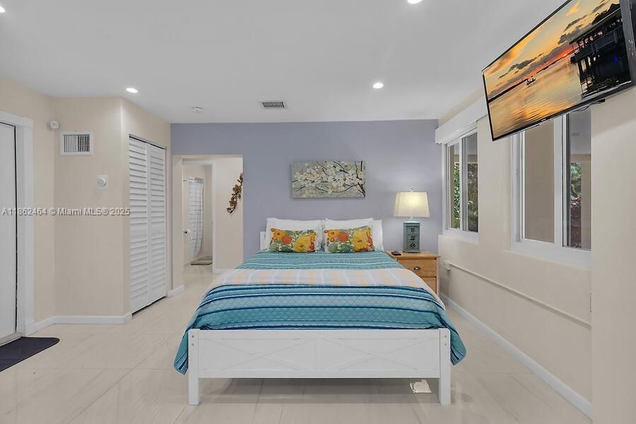 For Sale: $4,200,000 (2 beds, 2 baths, 928 Square Feet)