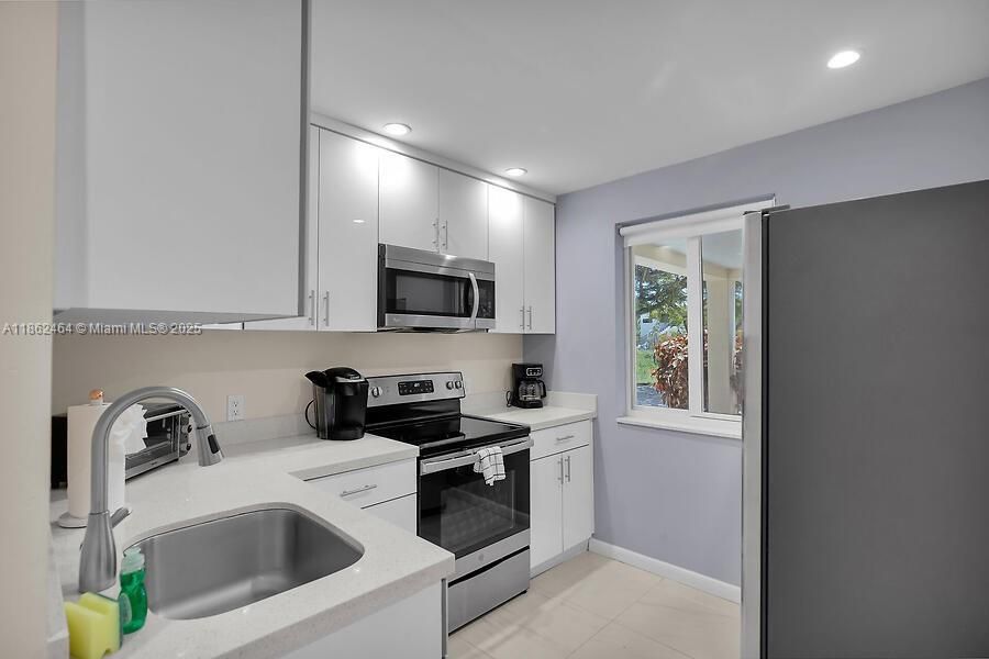 For Sale: $4,200,000 (2 beds, 2 baths, 928 Square Feet)