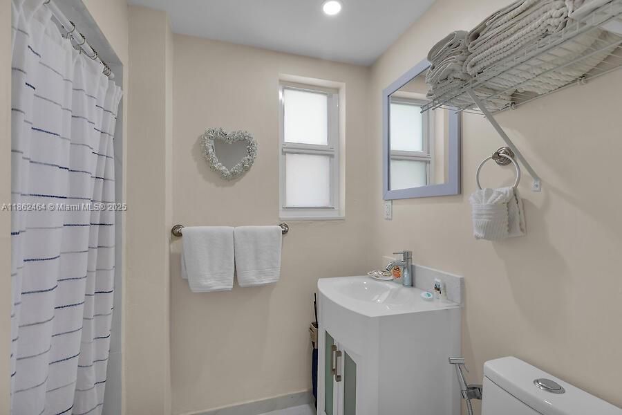 For Sale: $4,200,000 (2 beds, 2 baths, 928 Square Feet)