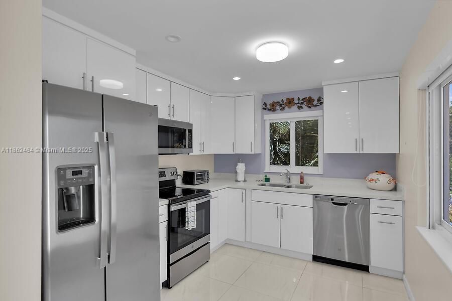 For Sale: $4,200,000 (2 beds, 2 baths, 928 Square Feet)