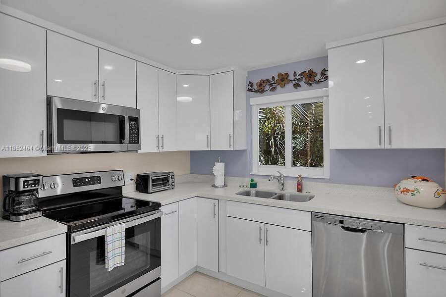 For Sale: $4,200,000 (2 beds, 2 baths, 928 Square Feet)