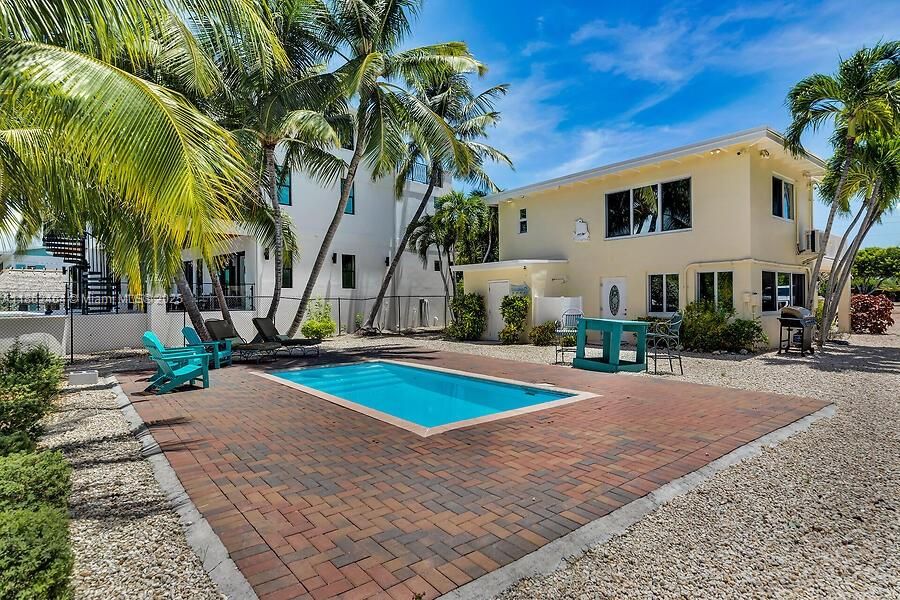 For Sale: $4,200,000 (2 beds, 2 baths, 928 Square Feet)